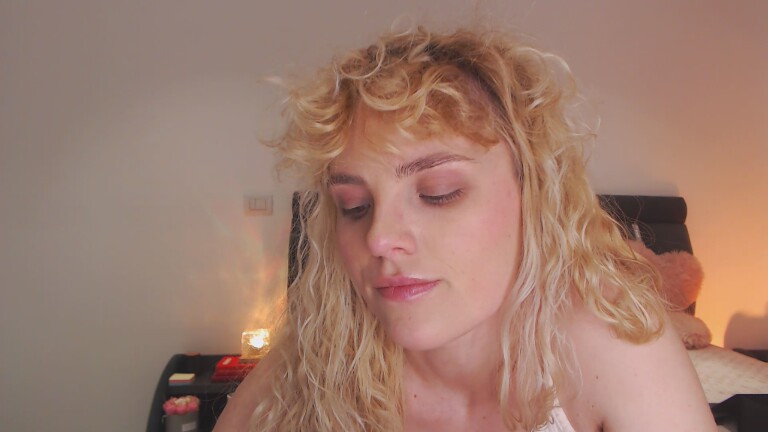 EVYE's Streamate show and profile